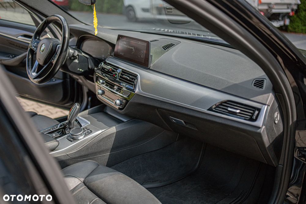 BMW Seria 5 530e xDrive M Sport sport - 12