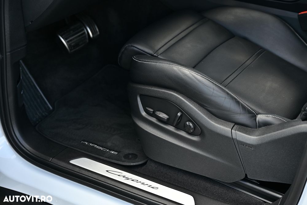 Porsche Cayenne - 26