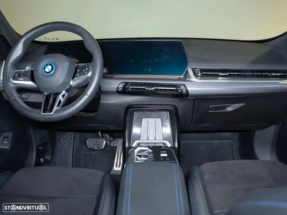 BMW iX1 eDrive20 Pack Desportivo M - 8