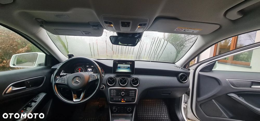 Mercedes-Benz GLA 180 7G-DCT - 10