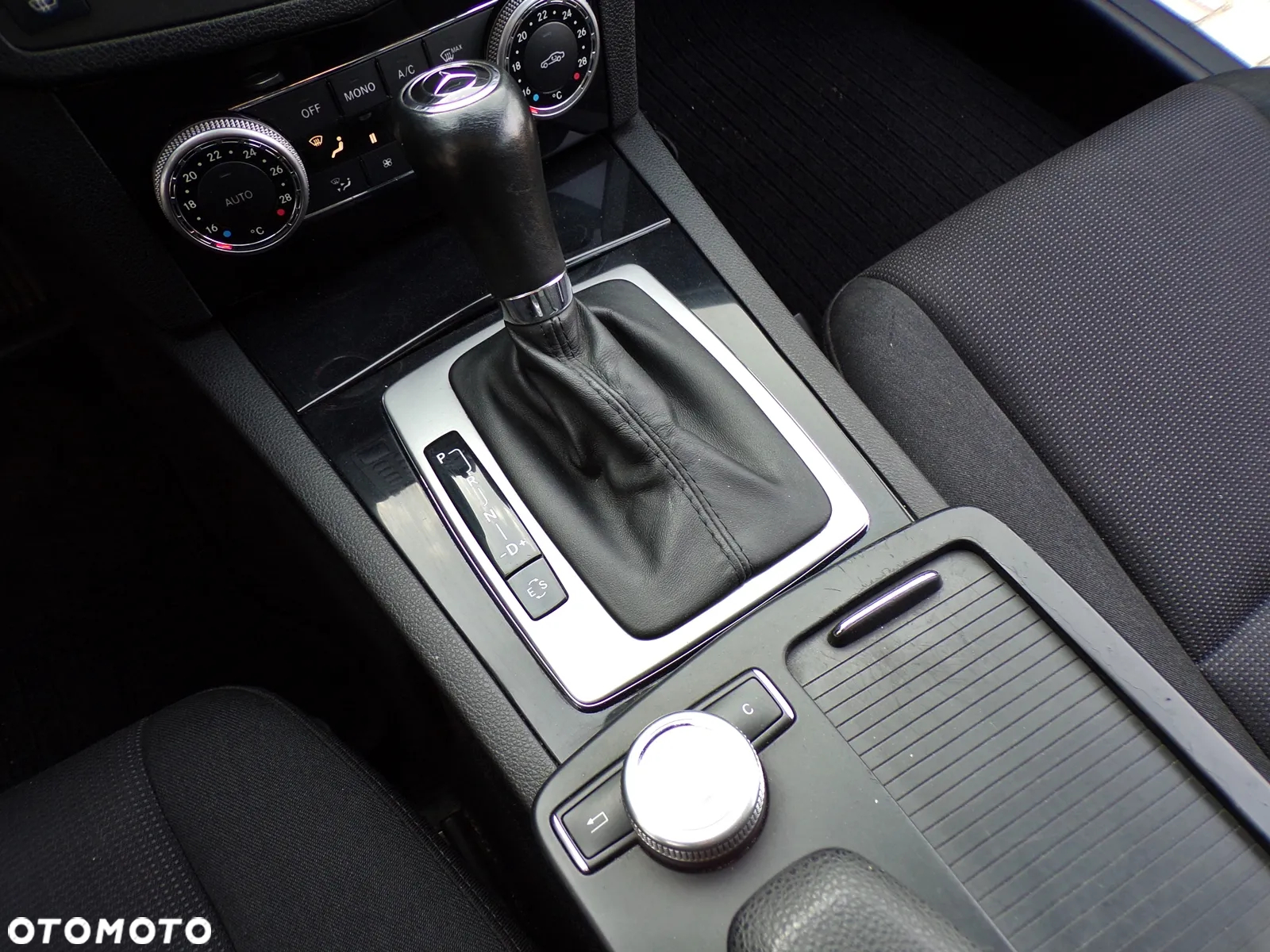Mercedes-Benz Klasa C 180 T CGI Automatik BlueEFFICIENCY Elegance - 22