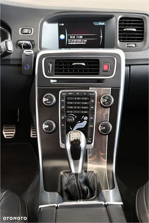 Volvo V60 D4 R-Design - 26