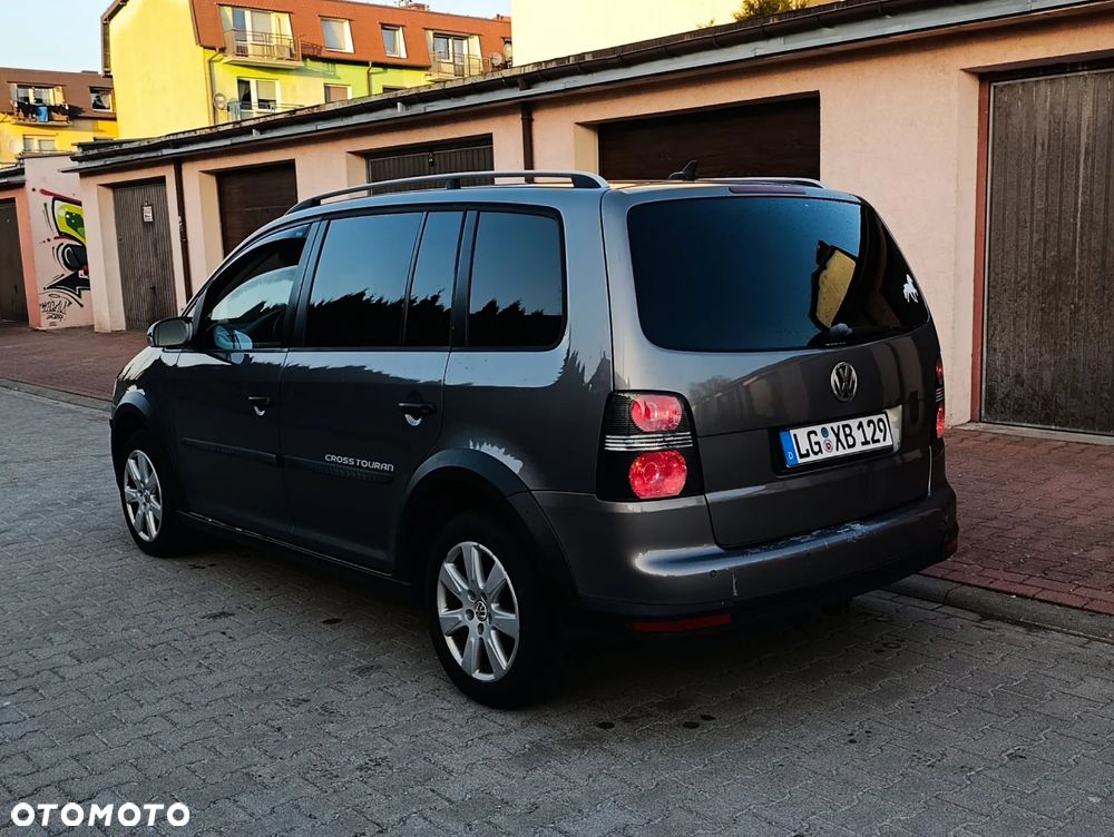 Volkswagen Touran 2.0 TDI DPF DSG Cross - 3