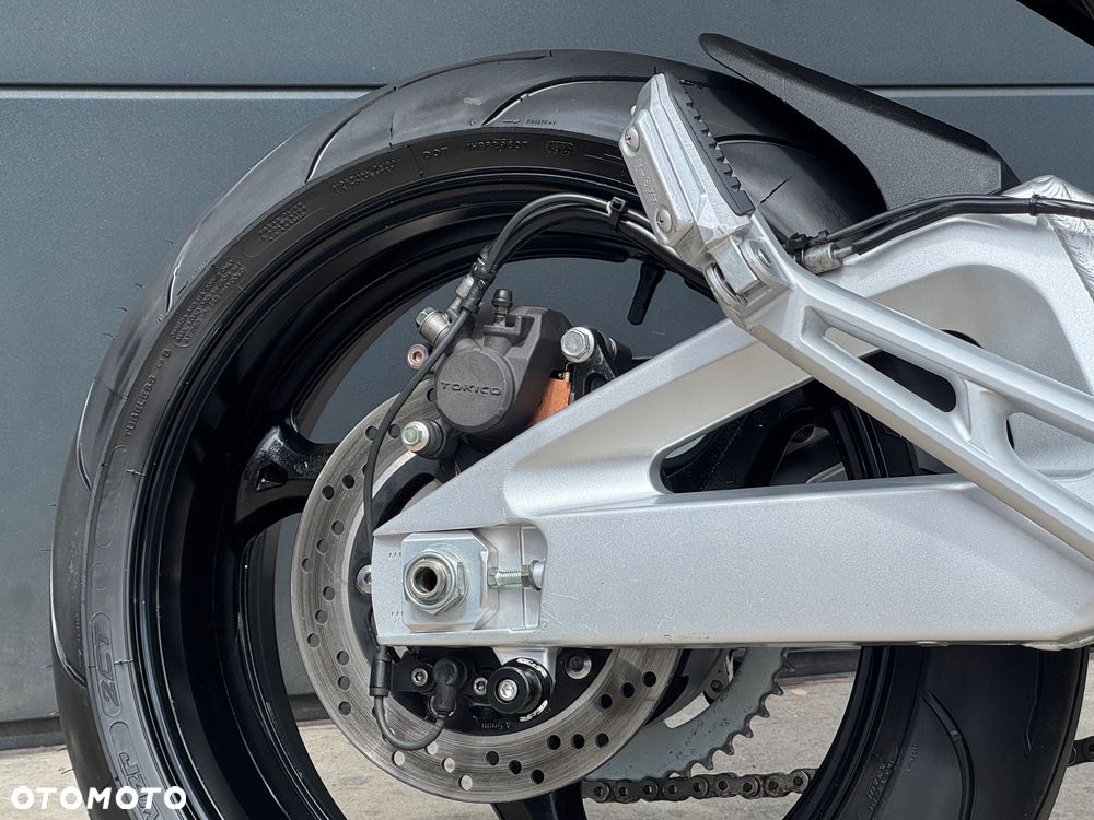 Suzuki GSR - 12