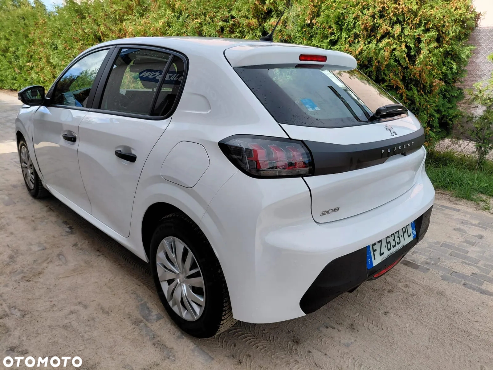 Peugeot 208 - 8