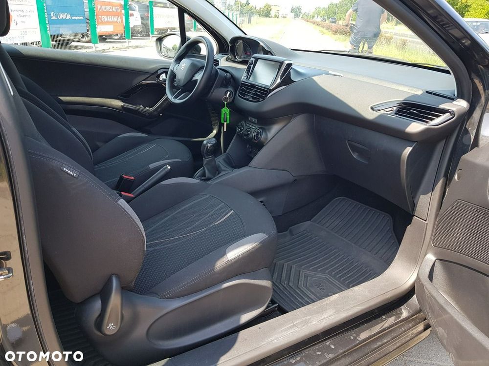 Peugeot 208 - 16