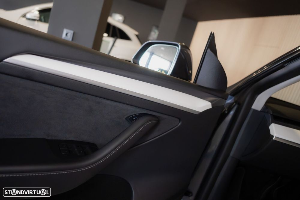 Tesla Model Y Long Range Dual Motor AWD - 21
