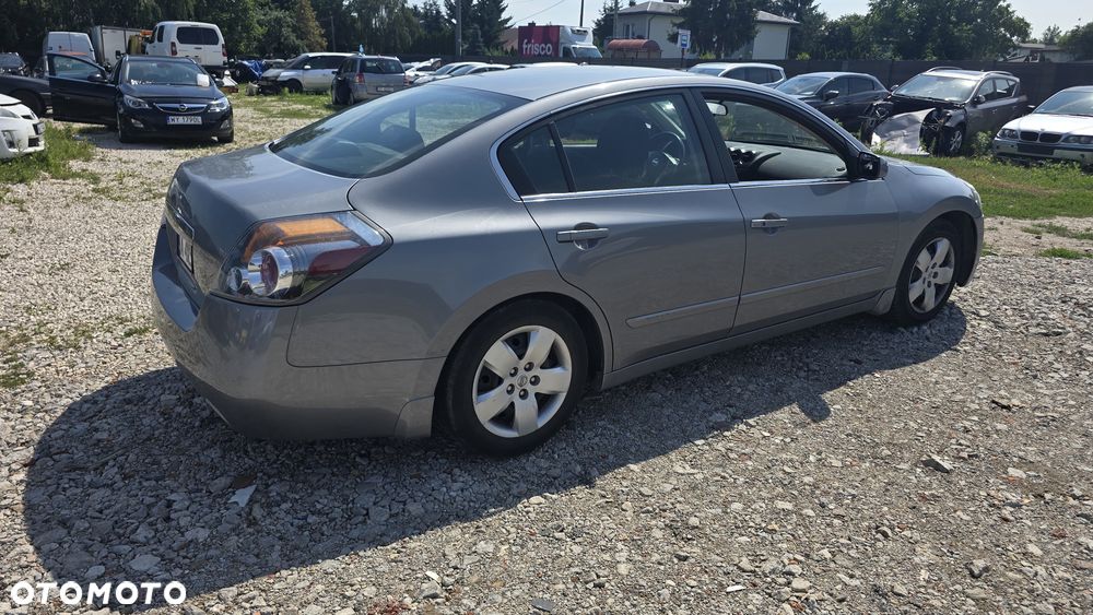Nissan Altima - 8