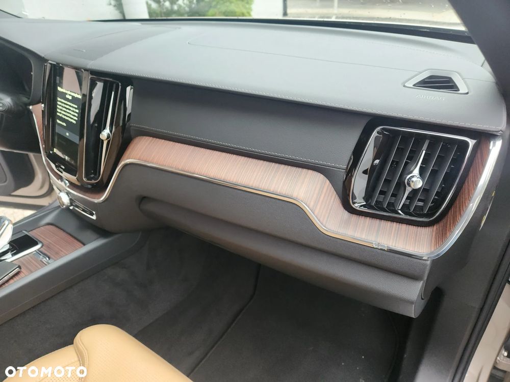 Volvo XC 60 B4 D AWD Ultimate Dark - 19