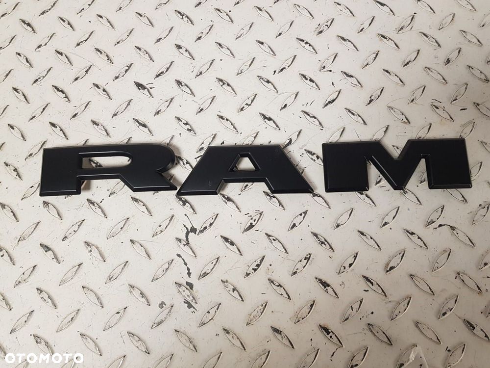 FABRYCZNIE NOWE ORYGINALNE LOGO EMBLEMAT PRZEDNI DODGE RAM 19-25 CZARNY MAT 68298470AA - 2