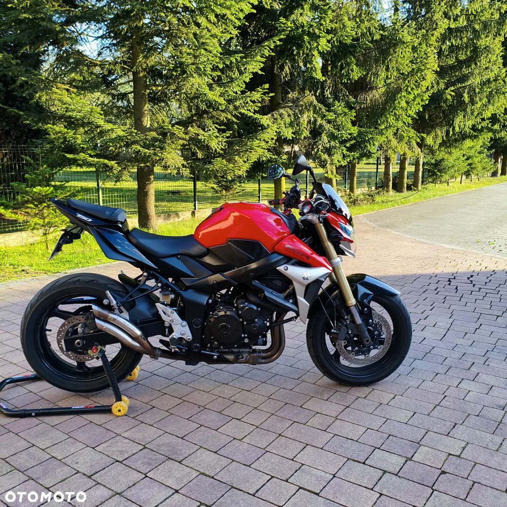 Suzuki GSR - 12