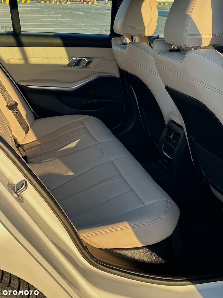 BMW Seria 3 330i xDrive M Sport - 21