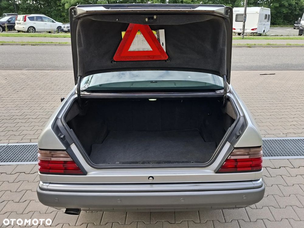 Mercedes-Benz Klasa E 200 - 23