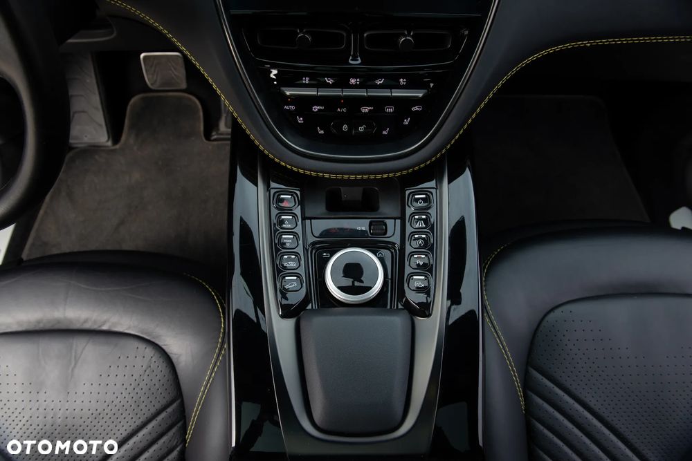 Aston Martin DBX - 30