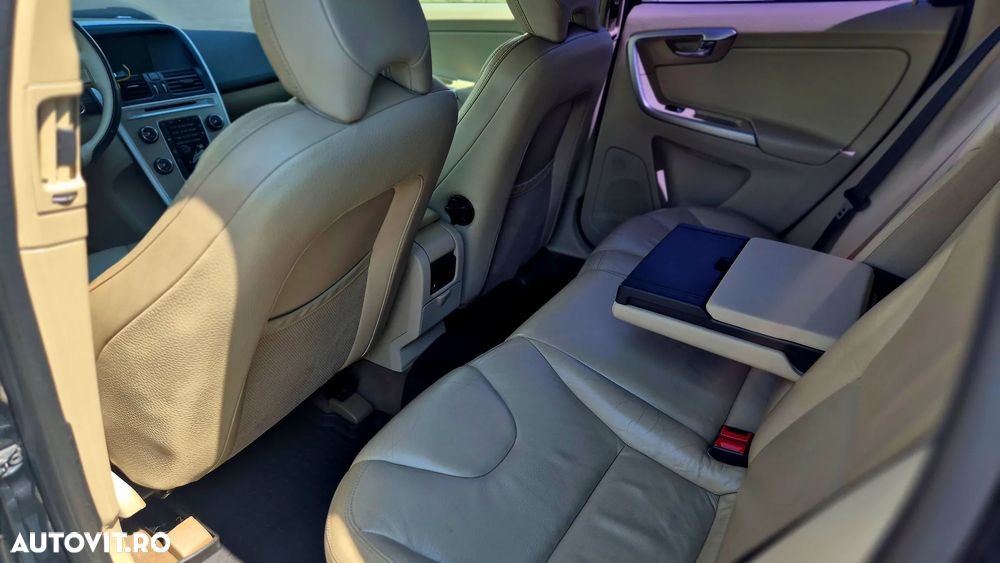 Volvo XC 60 D5 AWD Kinetic - 9