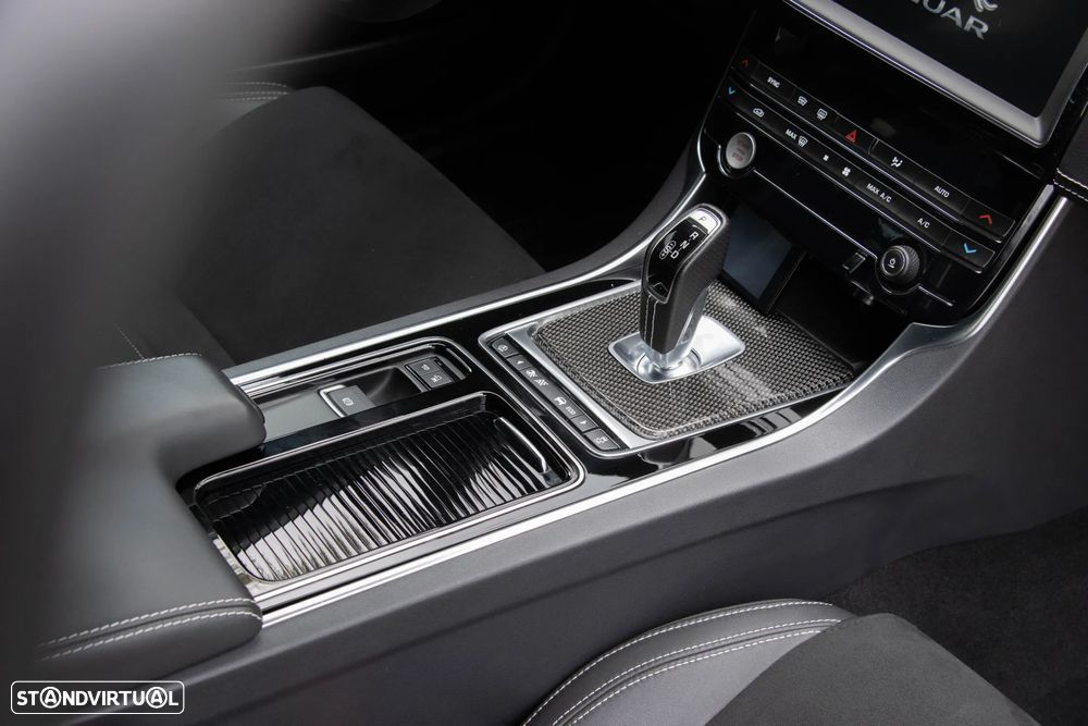 Jaguar XE 3.0 V6 S/C S - 37