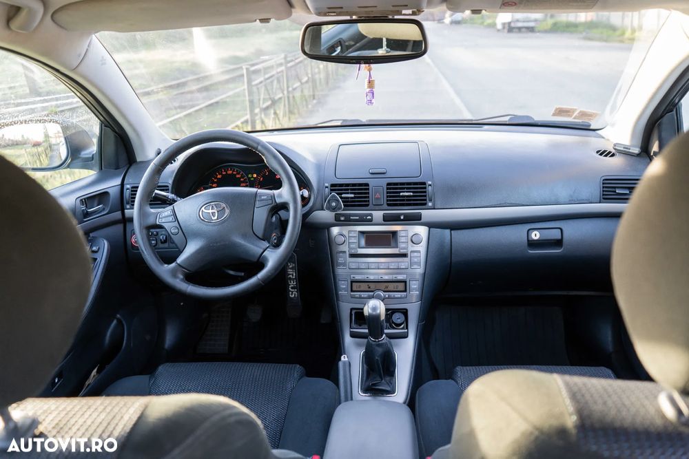 Toyota Avensis 1.6 Comfort - 19