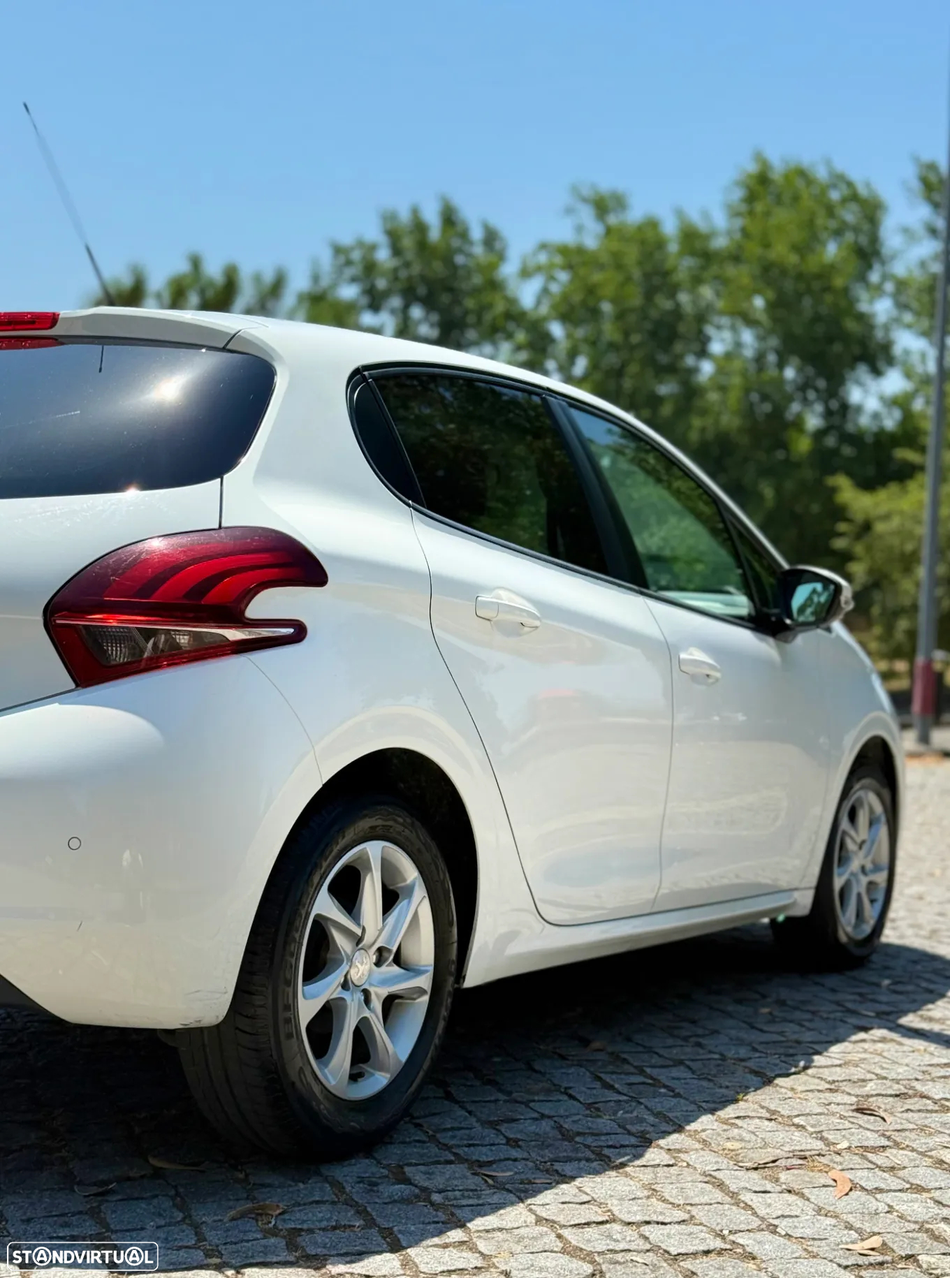 Peugeot 208 1.2 PureTech Allure - 12