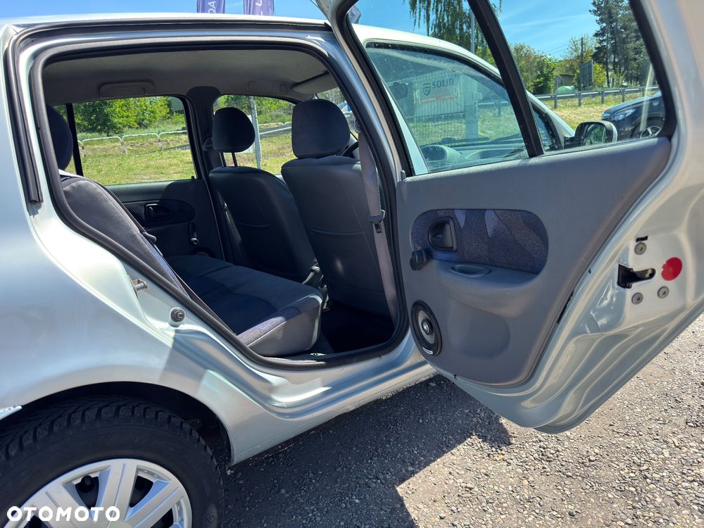 Renault Clio 1.4 16V Privilege - 28