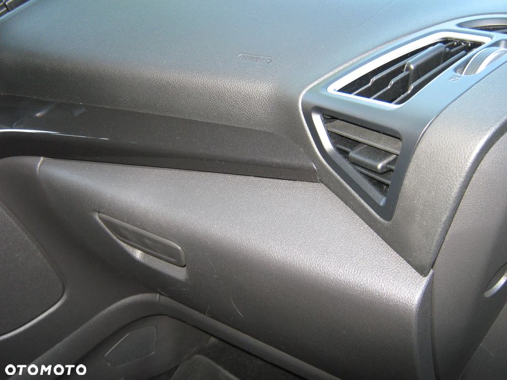 Ford Kuga 2.0 TDCi 2x4 Titanium - 12
