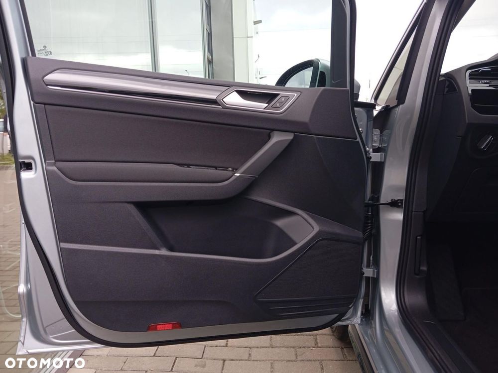 Volkswagen Touran - 11