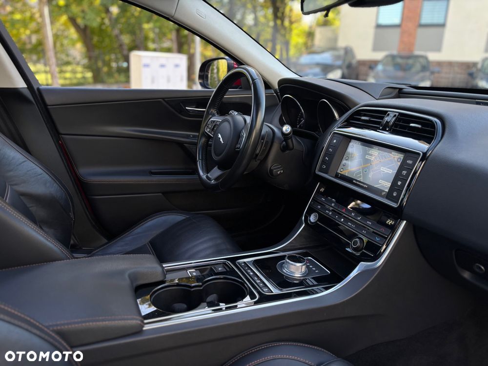 Jaguar XE 20d Portfolio - 18
