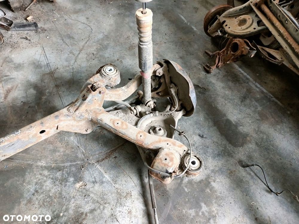 BELKA TYŁ ZAWIESZENIA AUDI A4 B6 - 3