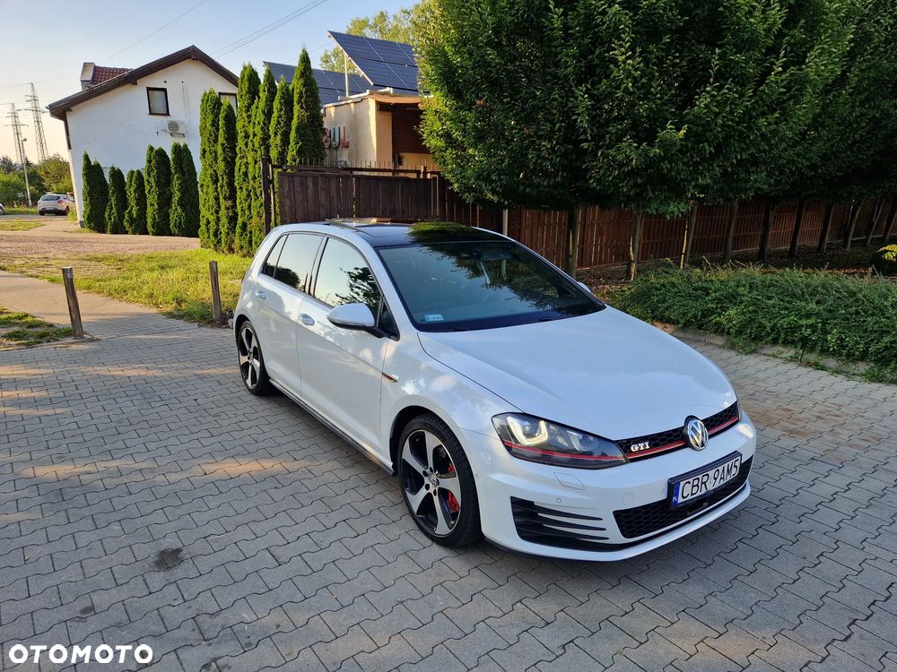 Volkswagen Golf - 1