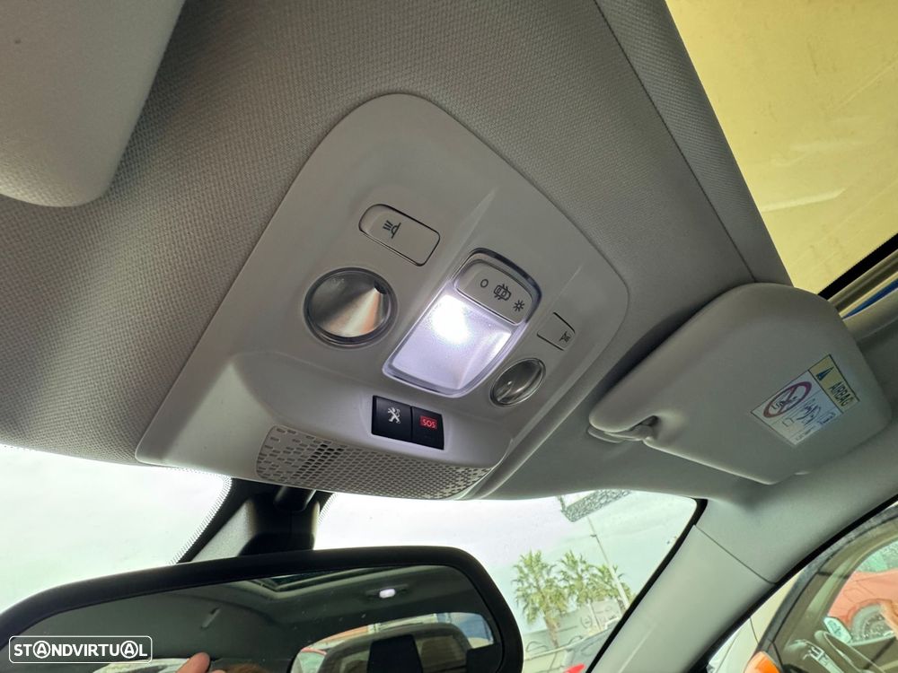 Peugeot 2008 1.2 PureTech Allure - 23