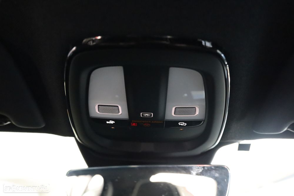Volvo XC 40 2.0 B3 Plus Dark - 32