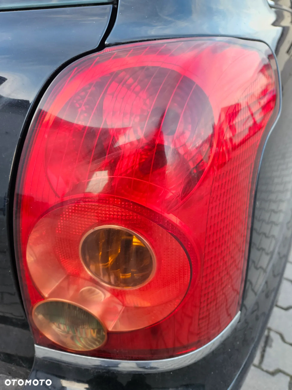 Toyota Avensis T25 Kombi   lampa tył tylna   prawa lewa