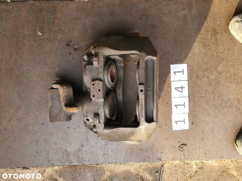 Mercedes Vario Tył lewy prawyZacisk hamulcowy demontaż - 17