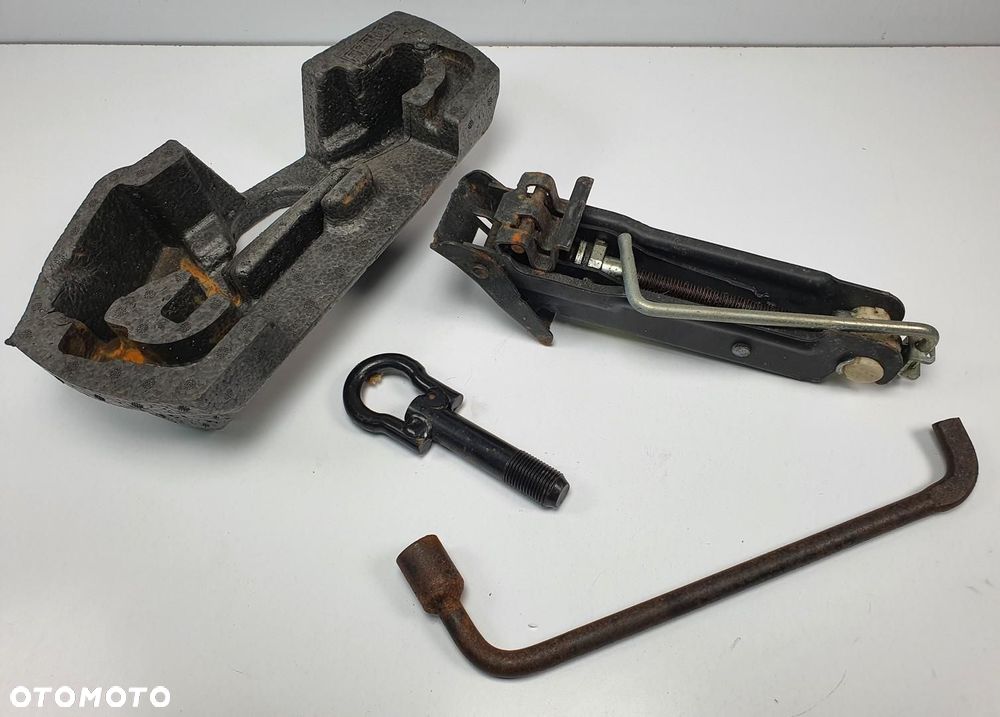 LEWAREK PODNOŚNIK UCHO WKŁAD TOYOTA AYGO - 2