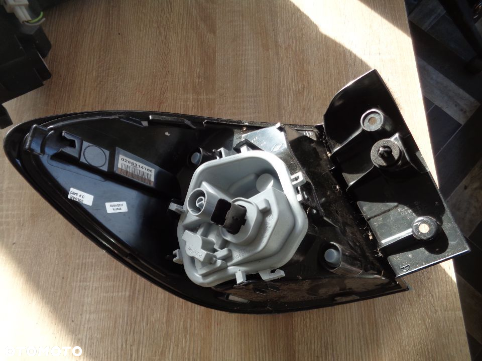 RENAULT CAPTUR LAMPA PRAWY TYŁ EUROPA NOWA ORYGINAŁ - 2
