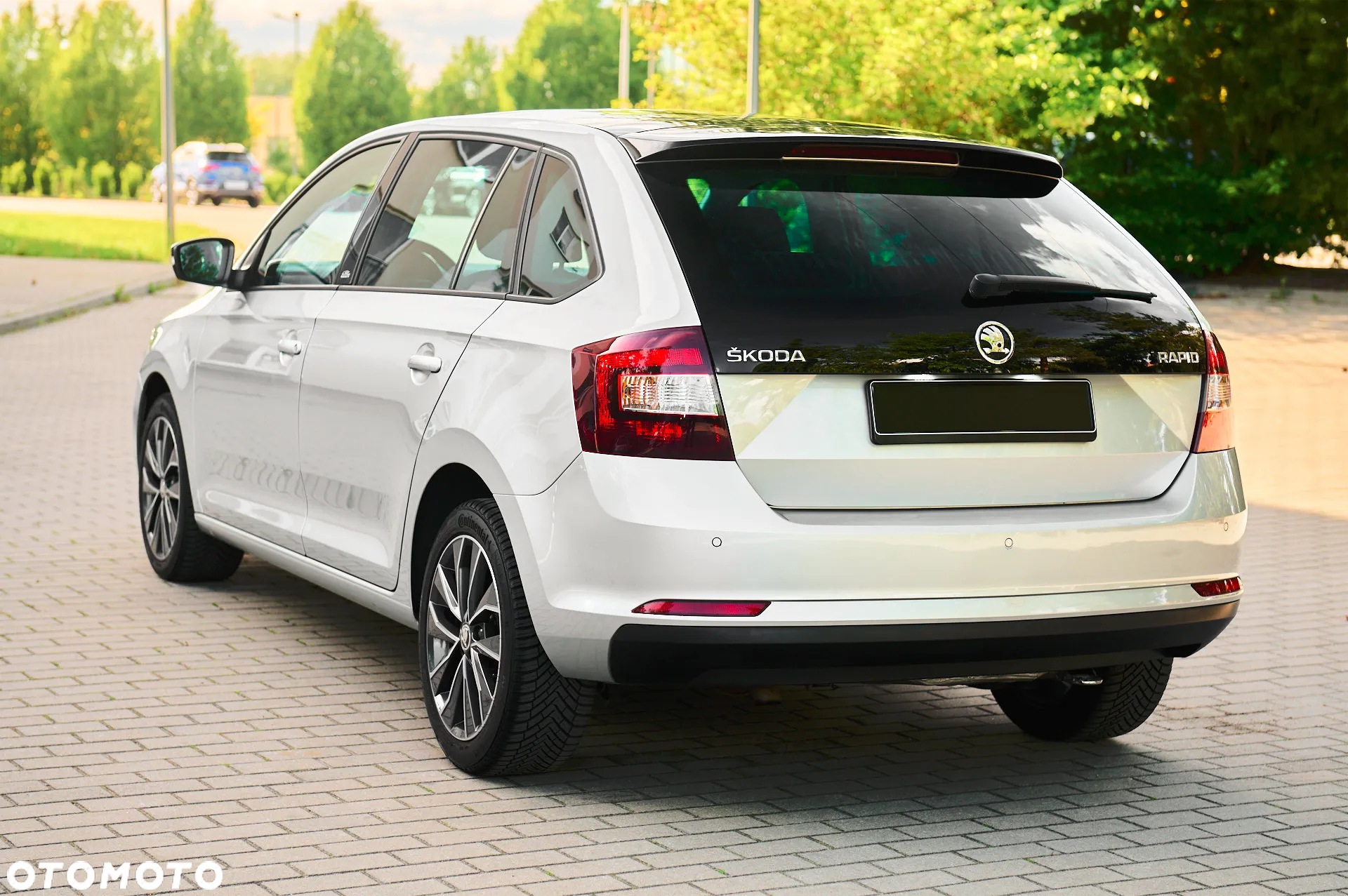 Skoda RAPID Spaceback 1.2 TSI (Green tec) Cool Edition Red & Grey - 11