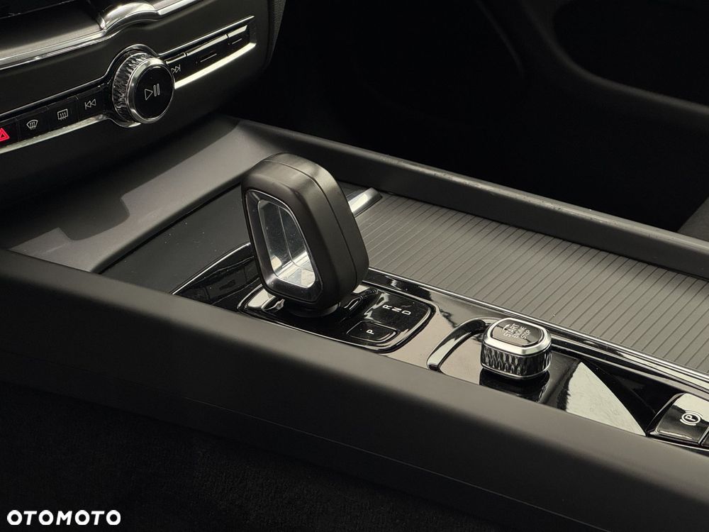 Volvo XC 60 T6 Plug-In Hybrid AWD Inscription - 9