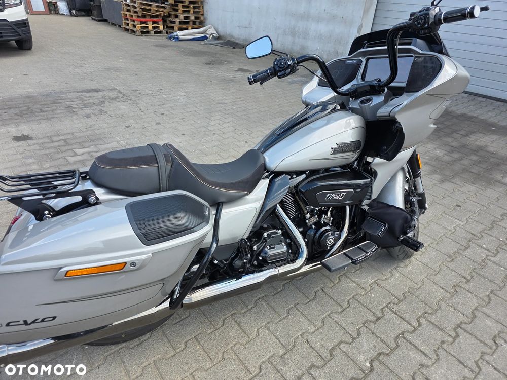 Harley-Davidson CVO Street Glide - 12