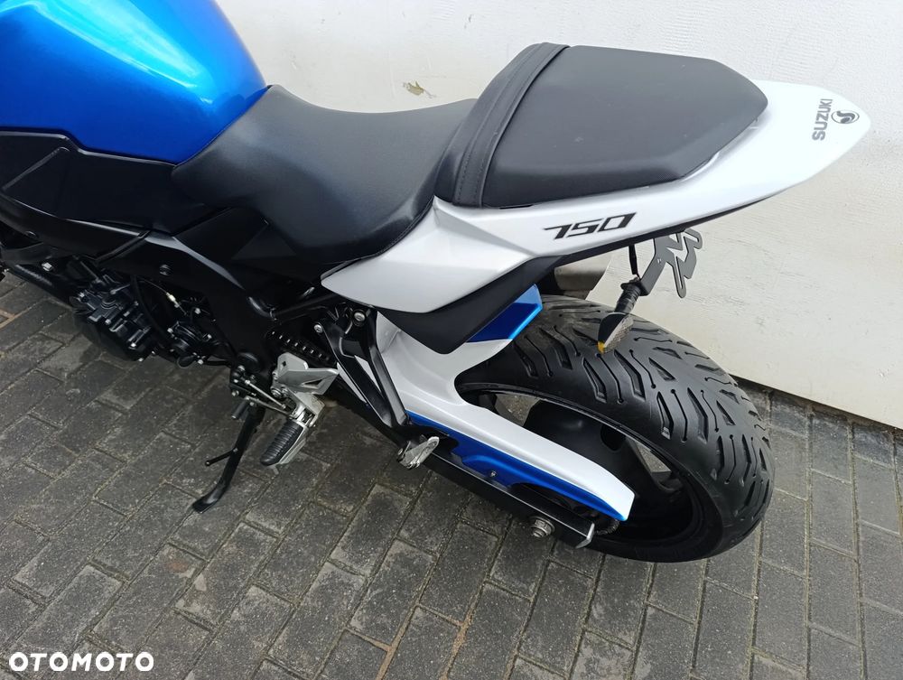 Suzuki GSR - 18