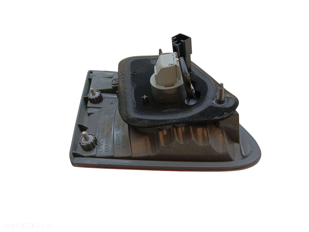 LAMPA PRAWY TYŁ W KLAPE TOYOTA AVENSIS T27 LIFT (2012-2015) 1.8 VALVEMATIC 147KM - 3