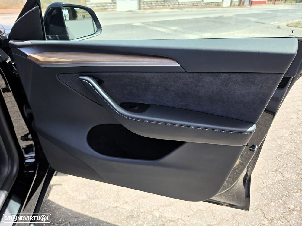 Tesla Model Y Long Range Dual Motor AWD - 31