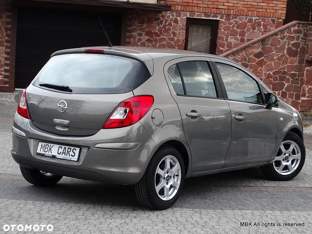 Opel Corsa 1.4 16V Cosmo - 11