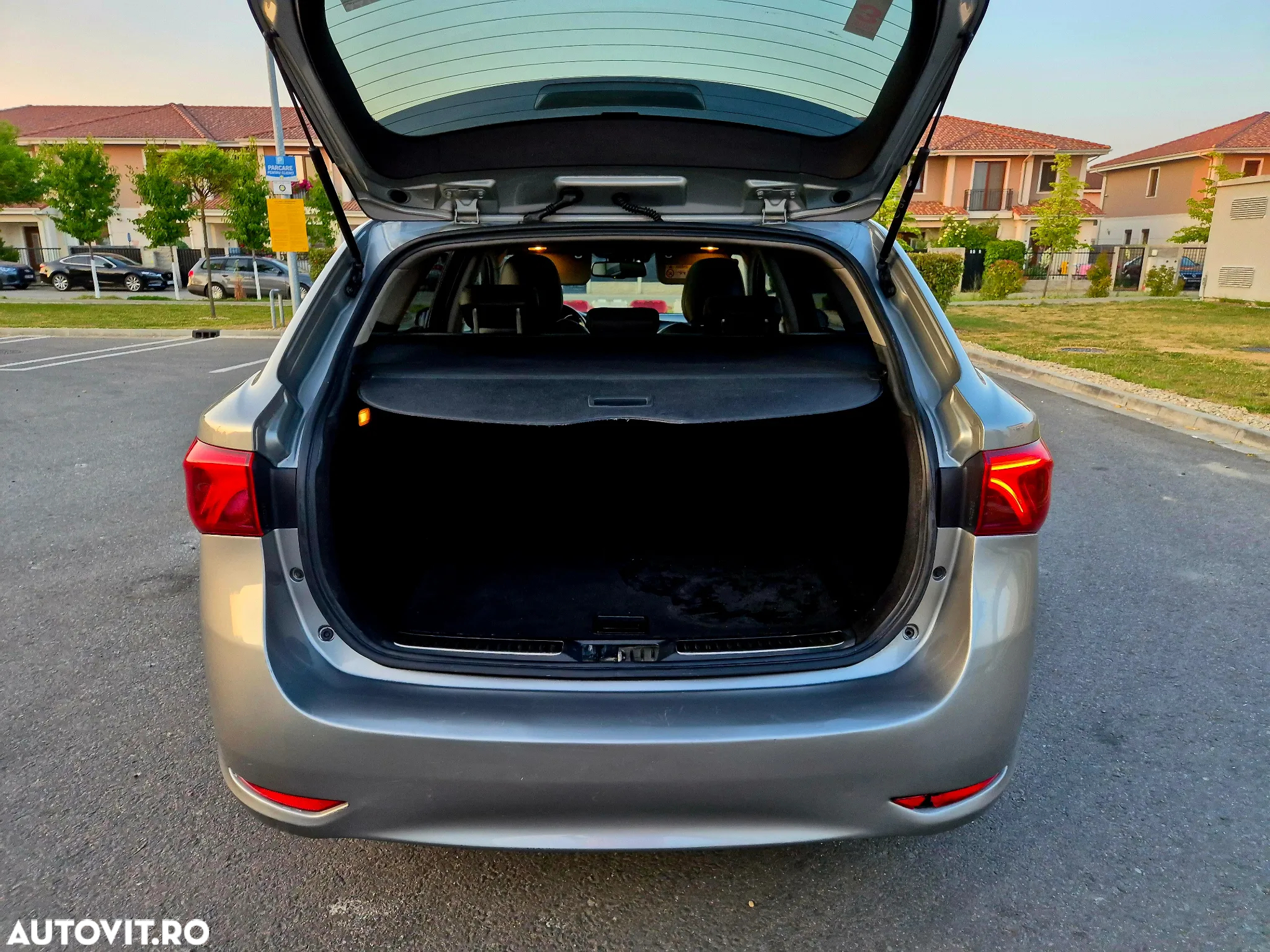 Toyota Avensis 2.0 D-4D Executive Terracotta - 12