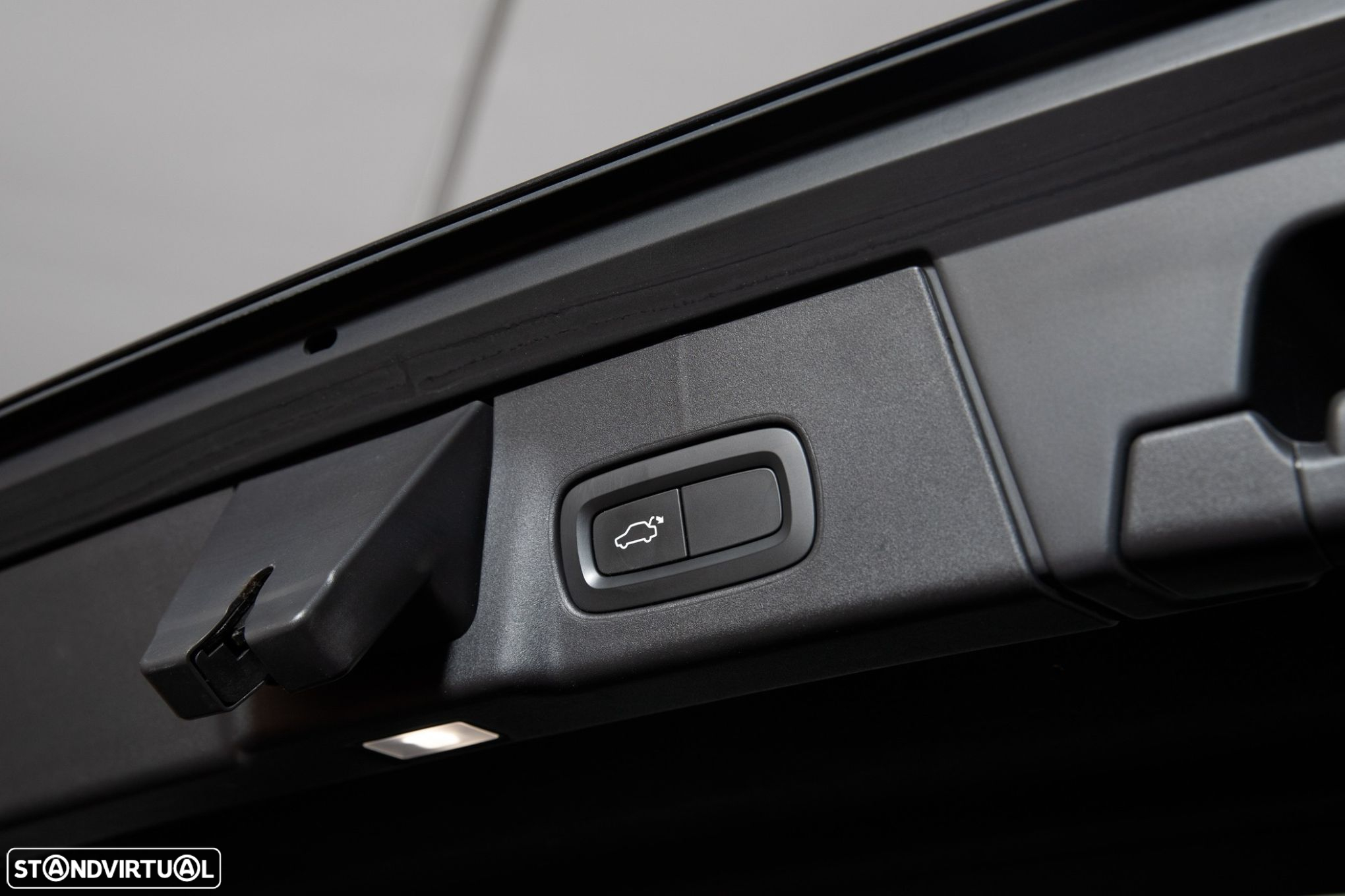 Volvo V90 2.0 D4 Momentum Geartronic - 28