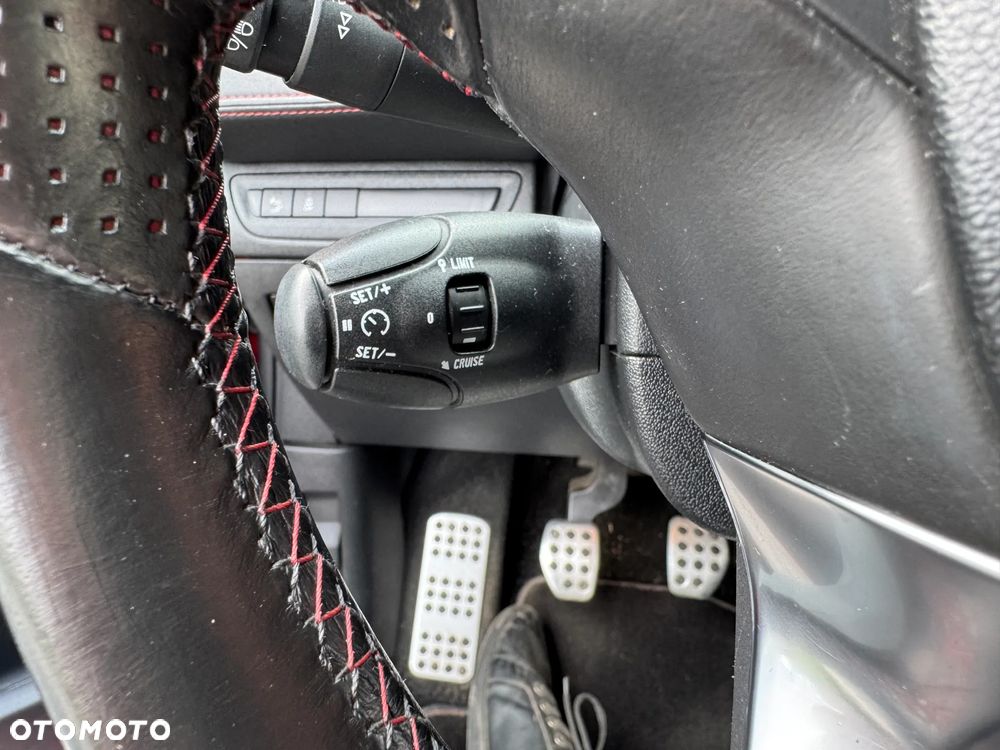 Peugeot 208 GTI 200 THP - 17