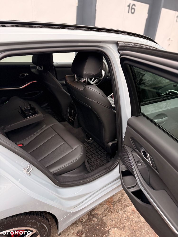 BMW Seria 3 330i xDrive - 13