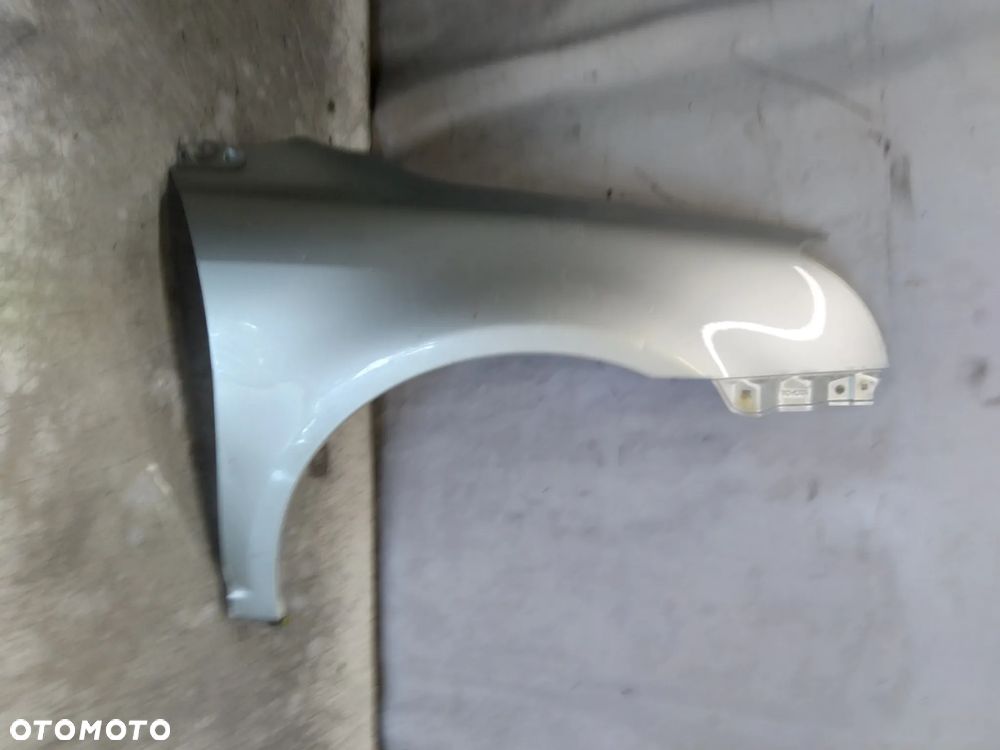 BŁOTNIK PRZÓD PRZEDNI PRAWY TOYOTA AVENSIS T25 LIFT 1F7 SREBRNY