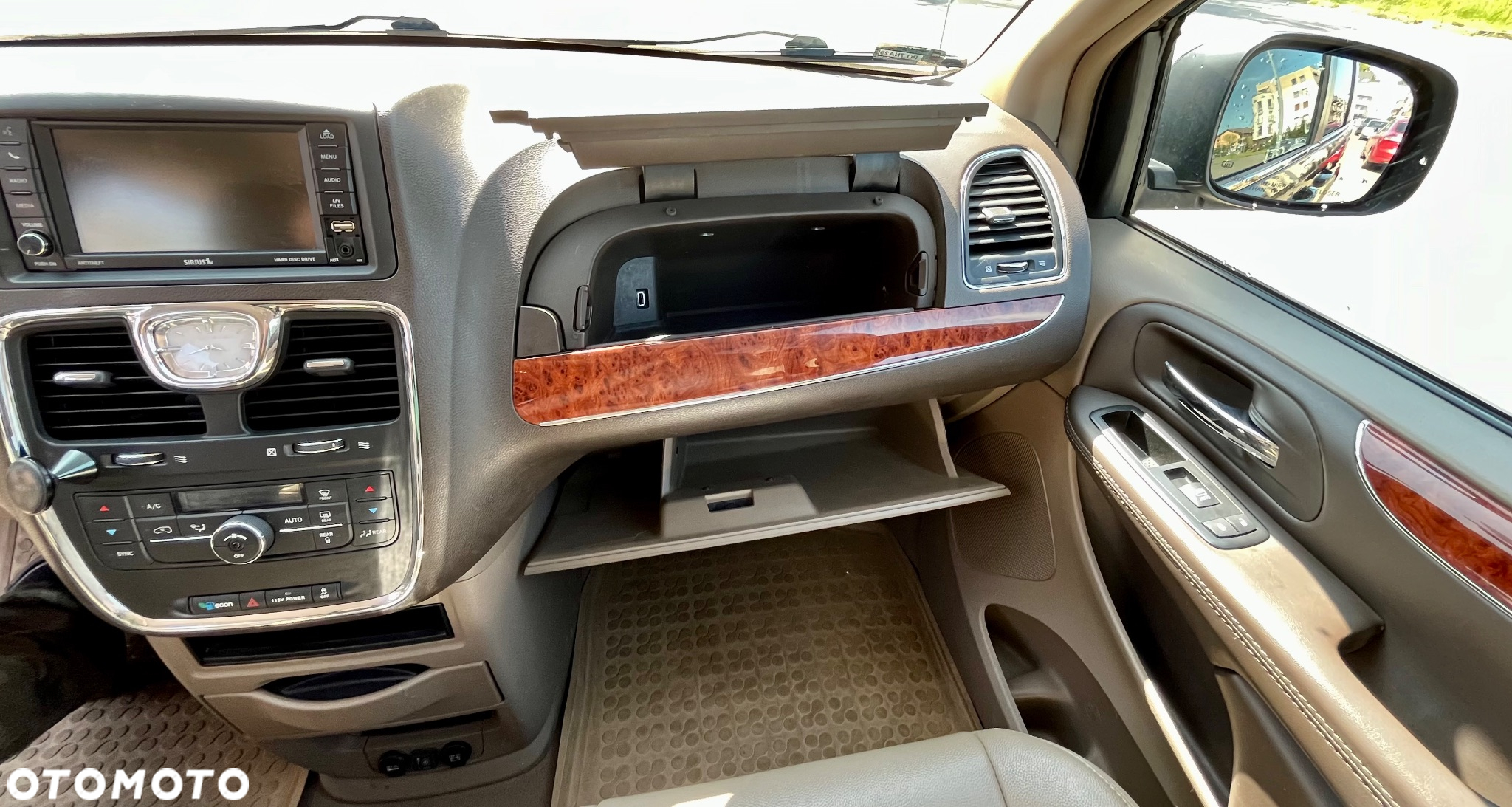 Chrysler Town & Country - 15