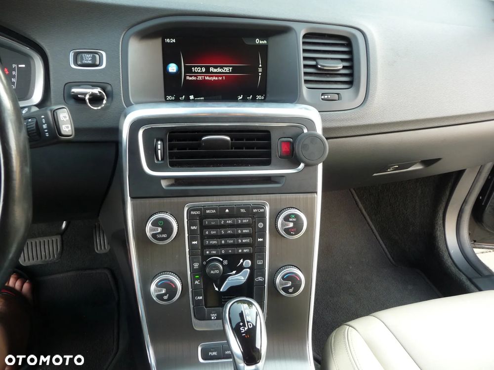 Volvo V60 D6 AWD Plug-in Hybrid Momentum - 14