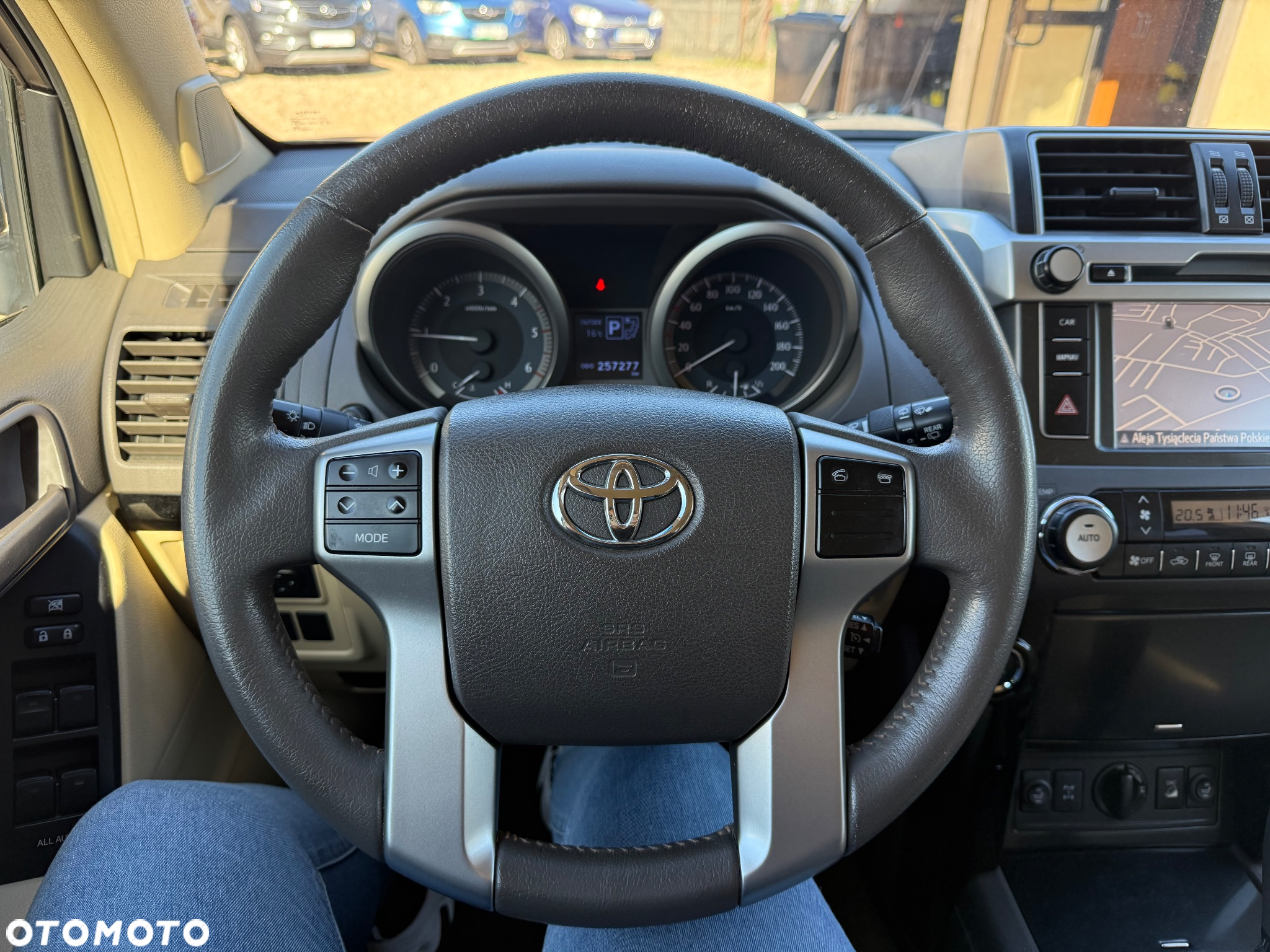 Toyota Land Cruiser - 33