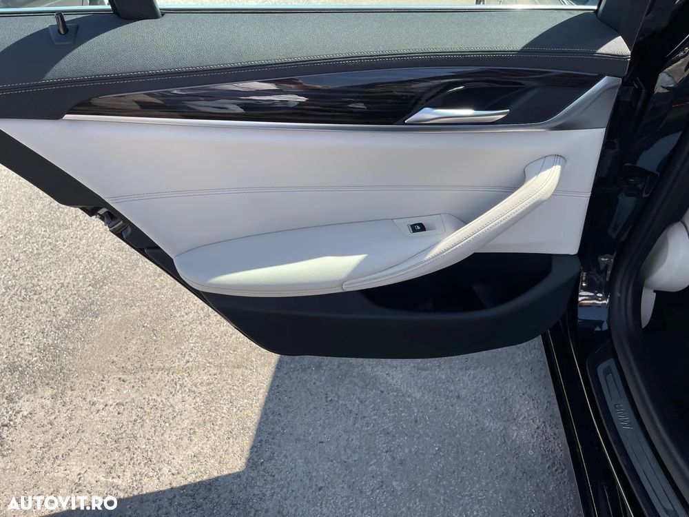 BMW Seria 5 530e Aut. Luxury Line - 34